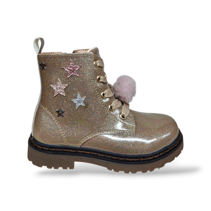 xti-botin-15411602-anfibio-bambine-ragazze-rosa-vernice-brillante-contemporanea-femminile-grintosa-urbana-lacci-regolabili-zip-laterale-pratica-veloce-versatile-jeans-leggings-gonna-outfit-moda-autunno-inverno-2026-taglie-25-31-scarpetteria-gica-trani
