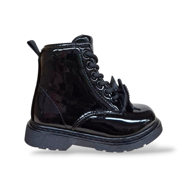 melania-ms65101-anfibio-bambine-ragazze-nero-vernice-lucida-fiocco-estraibile-romantico-laccio-zip-laterale-pratica-grintoso-trendy-moderno-moda-autunno-inverno-2026-taglie-25-36-scarpetteria-gica-trani
