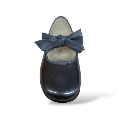 scarpe-vernice-grigia-lucida-bambina-panyno-b2601-fiocco-estraibile-fibbia-fodera-pelle-sottopiede-anatomico-pelle-fondo-gomma-neutro-premium-moderno-due-look-cerimonia-scuola-taglie-24-29-scarpetteria-gica-trani

