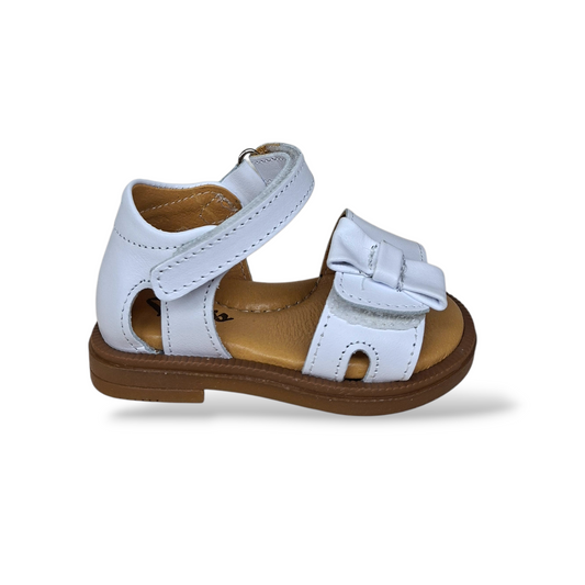 Sandalo primi passi bambina Platis in pelle bianca con chiusura velcro per cerimonia
