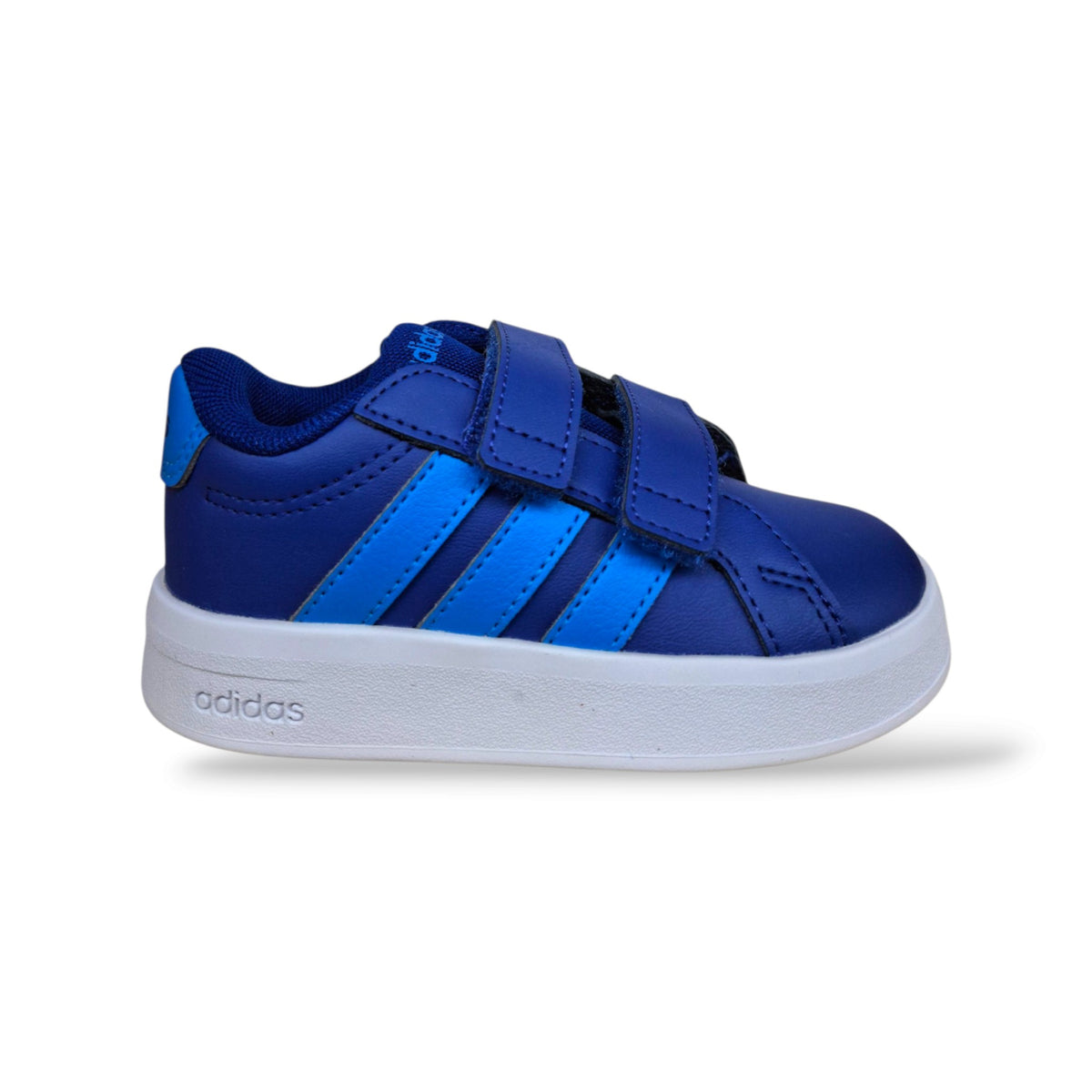 adidas-grand-court-ki7187-sneakers-bambini-bambino-bambina-unisex-blue-azzurro-velcro-strappo-tomaia-pelle-fodera-sintetico-suola-gomma-comoda-versatile-scuola-passeggio-back-to-school-taglie-20-27-scarpetteria-gica-trani
