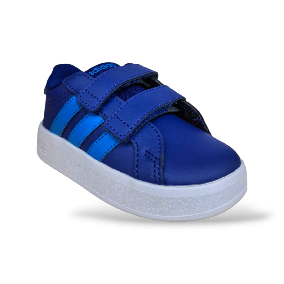scarpe-adidas-grand-court-bambini-blue-azzurro-ki7187-velcro-strappo-tomaia-pelle-pulita-sottopiede-sintetico-suola-gomma-antiscivolo-classica-pratica-comoda-scuola-gioco-tempo-libero-taglie-20-27-scarpetteria-gica-trani
