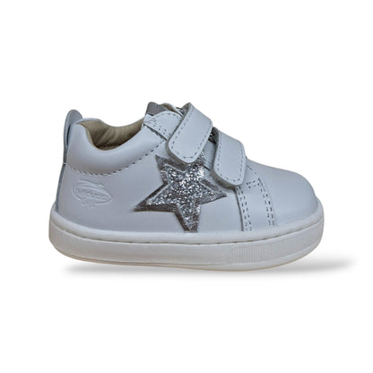 balducci-cita-6642-scarpa-primi-passi-bambina-bianco-argento-vera-pelle-candida-luminosa-velcro-fondo-gomma-pieghevole-soft-made-in-italy-iconica-battesimo-cerimonia-elegante-taglie-18-24-scarpetteria-gica-trani

