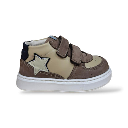balducci-cita-7487-scarpa-primi-passi-bambini-bambino-bambina-unisex-tortora-beige-pelle-liscia-suede-morbido-velcro-fondo-gomma-pieghevole-soft-made-in-italy-naturale-neutro-versatile-artigianale-taglie-20-26-scarpetteria-gica-trani

