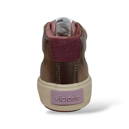 victoria-tribu-scarpe-bambine-platino-cipria-suede-pelle-laminata-doppia-chiusura-laccio-elastico-velcro-logo-v-collarino-imbottito-taglie-22-30-scarpetteria-gica-trani
